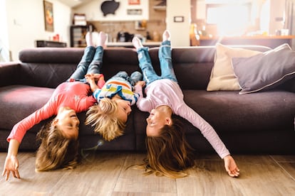 El juego fomenta la salud física y mental, fundamental para el desarrollo integral del niño.