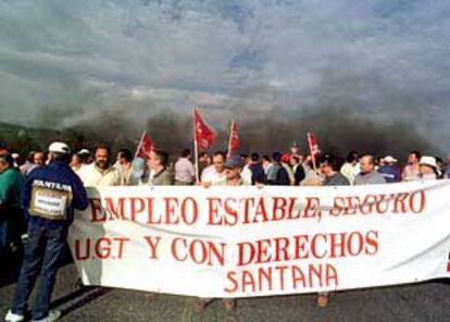 Los trabajadores de Santana protestan cortando la autovía N-IV a la altura de Jaén el pasado 5 de octubre.