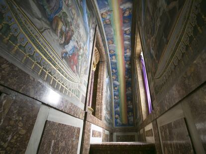 Camarín del altar de la basílica, con la decoración del arcoiris de Tibaldi, en el Monasterio de San Lorenzo de El Escorial.