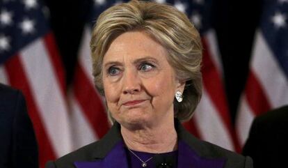 Hillary Clinton se dirige a su equipo y a sus votantes sobre los resultados en Nueva York, el nueve de noviembre.