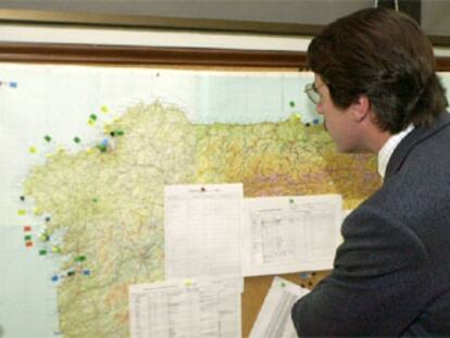 Aznar observa en A Coruña un mapa con las zonas donde se lucha contra el vertido.