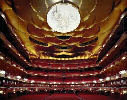 El Metropolitan Opera House neoyorquino (imagen de arriba), actualmente gestionado por Peter Gelb, guarda entre sus paredes algunos récords de la historia de la ópera. Es el teatro donde más veces cantó Enrico Caruso.