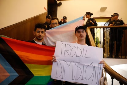 Miembros del colectivo LGTBI en el Ayuntamiento de elche.