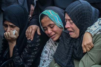 Palestinos lloran antes los cuerpos de sus familiares muertos por los ataques israelíes en Jan Yunis, este lunes en Gaza.