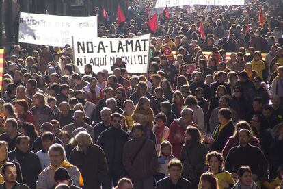 Milers de manifestants a Girona contra la construcció de la línia de molt alta tensió.