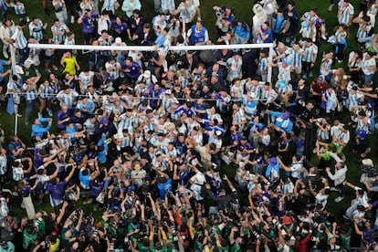 Messi y sus compañeros de selección celebran la consecución de la Copa del Mundo. 