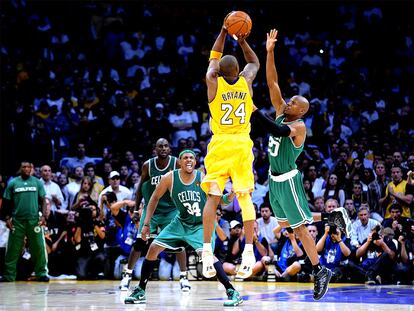 Kobe Bryant se eleva con la marca de Ray Allen, Paul Pierce y Kevin Garnett, de los Boston Celtics.