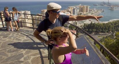 Turistas en el mirador de Gibralfaro, en M&aacute;laga.