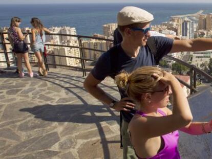 Turistas en el mirador de Gibralfaro, en M&aacute;laga.