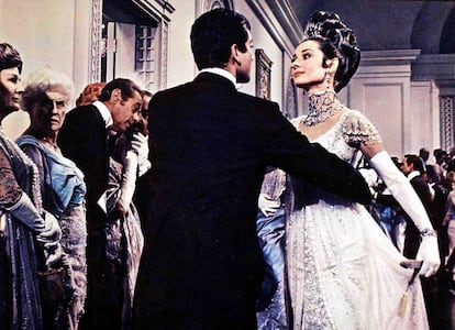 El profesor Higgins (Rex Harrison, 3.vl) y  Eliza Doolitle (Audrey Hepburnr) en 'My Fair Lady', 1964.