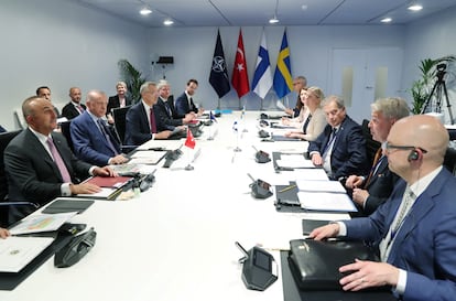 Reunión entre el presidente turco, Recep Tayyip Erdogan, el secretario general de la OTAN, Jens Stoltenberg, el presidente finlandés, Sauli Niinisto, y la primera ministra sueca, Magdalena Andersson, el martes en Madrid