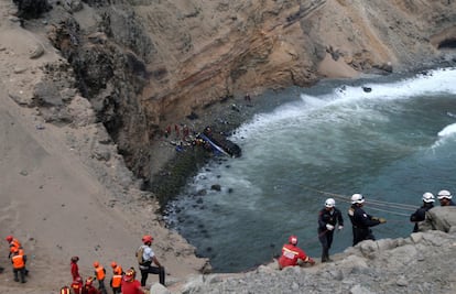 La caída de un ómnibus de pasajeros a un acantilado, al norte de Lima, ha dejado 48 muertos y seis heridos, según el último informe de la Policía Nacional del Perú. En la imagen, personal de rescate trabajan en la zona tras el accidente, el 2 de enero de 2018.