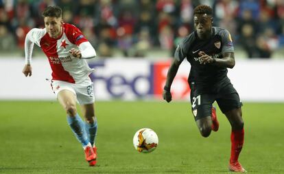 Quincy Promes, a la derecha, conduce un balón perseguido por Lukas Pokorny.