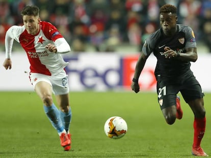 Quincy Promes, a la derecha, conduce un balón perseguido por Lukas Pokorny.