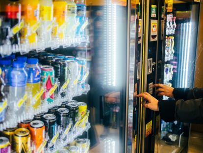 Bebidas azucaradas, refrescos en un lineal de un supermercado. Una persona compra refrescos en una cadena de supermercado. Un usuario compra bebidas en un punto de autoservicio donde se ofertan bebidas azucaradas y bebidas energéticas
Óscar Corral
29/11/22