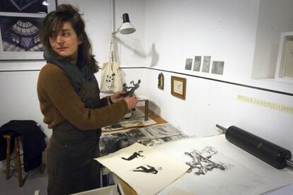 Laia Arqueros, de la escuela Massana, en el taller de la calle d'en Robador