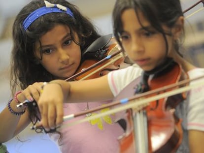 Alumnas del colegio La Patacona de Alboraia, en una clase de m&uacute;sica.