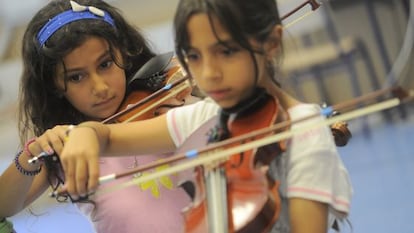 Alumnas del colegio La Patacona de Alboraia, en una clase de música.
