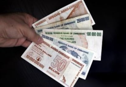 Distintos billetes de varios millones de dólares de Zimbabue