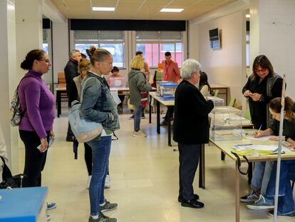 Varios votantes hacían cola el domingo para ejercer su derecho al voto en un colegio electoral de Oviedo.