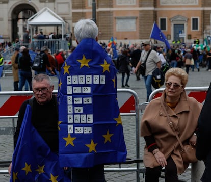 Una mujer con una bandera de Europa antes del inicio de la protesta en Roma.
