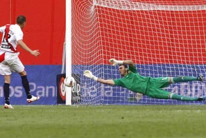 El centrocampista del Rayo Vallecano Javi Fuego lanza el penalti que para el portero del Real Zaragoza, Roberto.