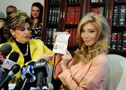 Durante una rueda de prensa organizada en abril de 2012 en Los Ángeles, la aspirante a Miss Canadá Jenna Talackova muestra el pasaporte que acredita que es legalmente una mujer. La organización tuvo que anular su decisión de expulsarla de la competición y aceptarla como concursante de pleno derecho.