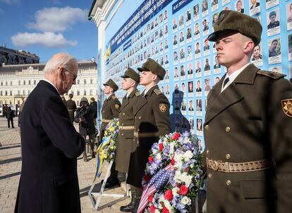 El presidente de Estados Unidos, Joe Biden, visita el Muro del Recuerdo para rendir homenaje a los soldados ucranios junto Zelenski, este lunes.