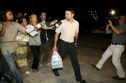 El exjefe de la Policía Local de El Molar, requerido por periodistas.