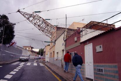 Una calle de La Laguna (Tenerife) cortada por la caída de una torreta de electricidad sobre un edificio.