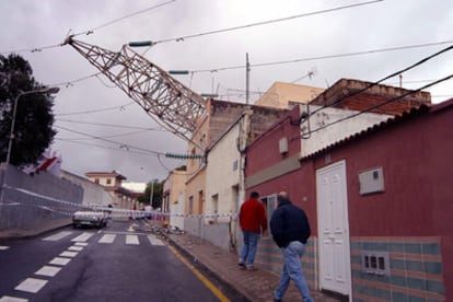 Una calle de La Laguna (Tenerife) cortada por la caída de una torreta de electricidad sobre un edificio.