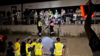 Personal del Ayuntamiento de la localidad toledana de Pantoja ayuda a trasladar a 30 de los viajeros del AVE Sevilla-Madrid averiado esta noche.