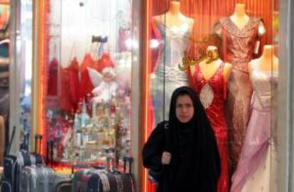IUna mujer junto a un escaparate de una tienda de ropa en Teherán, Irán. EFE/Archivo