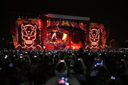 Vista general del escenario en mitad del concierto. Nadie se lo quería perder y casi todos lo grabaron en sus móviles.