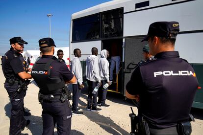 Migrantes rescatados por la ONG Proactiva Open Arms suben a un autobús después de llegar al puerto de Algeciras.