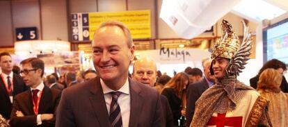 El presidente de la Generalitat, Alberto Fabra, hoy durante su recorrido por el pabellón de la Comunidad Valenciana en Fitur.