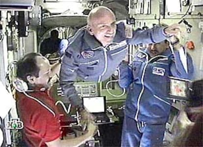 El millonario estadounidense Dennis Tito visitó ayer la Estación Espacial Internacional.