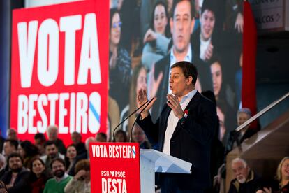 El candidato a la presidencia de la Xunta, José Ramón Gómez Besteiro, interviene este sábado en el mitin celebrado en el Auditorio Mar de Vigo.