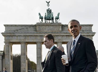 El presidente estadounidense, Barack Obama, pasea frente a la Puerta de Brandeburgo, el 17 de noviembre, en Berlín (Alemania).