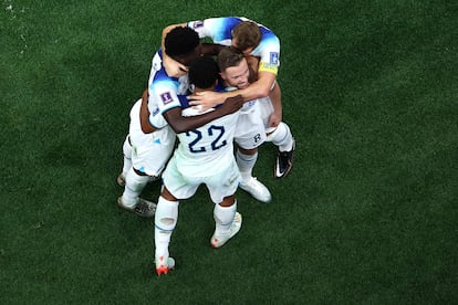 El inglés Jordan Henderson celebra con sus compañeros el primer gol frente a Senegal. 