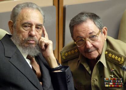 Fidel Castro y Raúl Castro asisten a una sesión del Parlamento cubano en el Palacio de Convenciones de La Habana, el 1 de julio de 2004. 