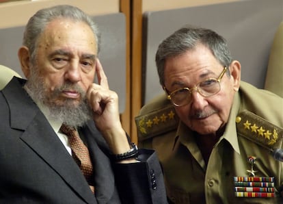 Fidel Castro y Raúl Castro asisten a una sesión del Parlamento cubano en el Palacio de Convenciones de La Habana, el 1 de julio de 2004. 