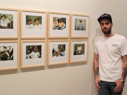 Yosigo, José Javier Serrano, posa junto a sus obras expuestas en 'Últimos años'