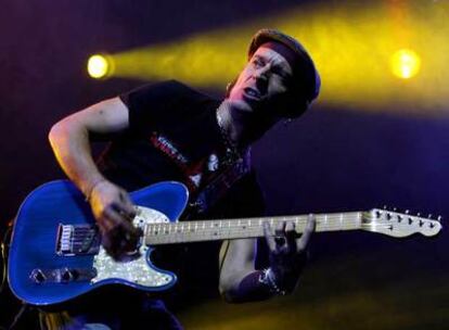 Fito Cabrales, durante su concierto de ayer en el Palacio de Deportes de Madrid.