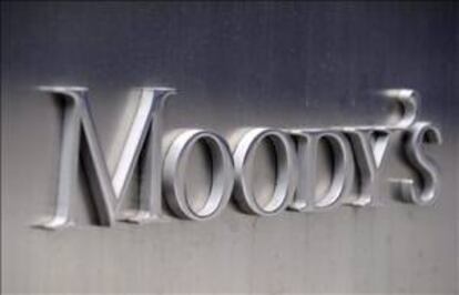 Moody's rebajó la nota de JPMorgan Chase, el mayor banco de EE.UU. por valor de sus activos, de "A2" (notable) a "A3" (notable bajo); y la de Morgan Stanley de "Baa1" (aprobado alto) a "Baa2" (aprobado). EFE/Archivo