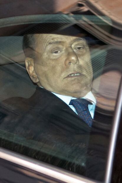 Berlusconi, a bordo del coche en el que se trasladaba ayer a su residencia oficial del palacio Grazioli.