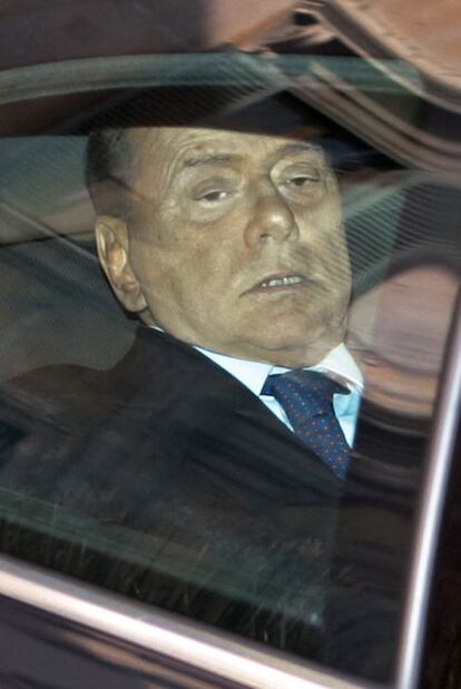 Berlusconi, a bordo del coche en el que se trasladaba ayer a su residencia oficial del palacio Grazioli.