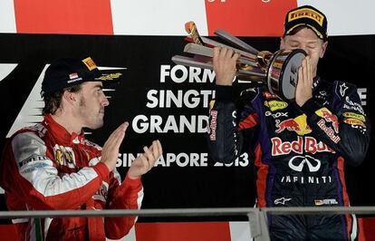 Alonso applauds Vettel on the Singapore podium.