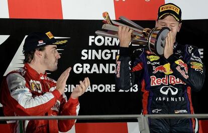 Alonso applauds Vettel on the Singapore podium.  