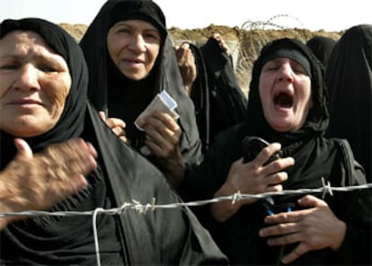 Un grupo de mujeres protesta en el exterior de la cárcel de Abu Gharib.